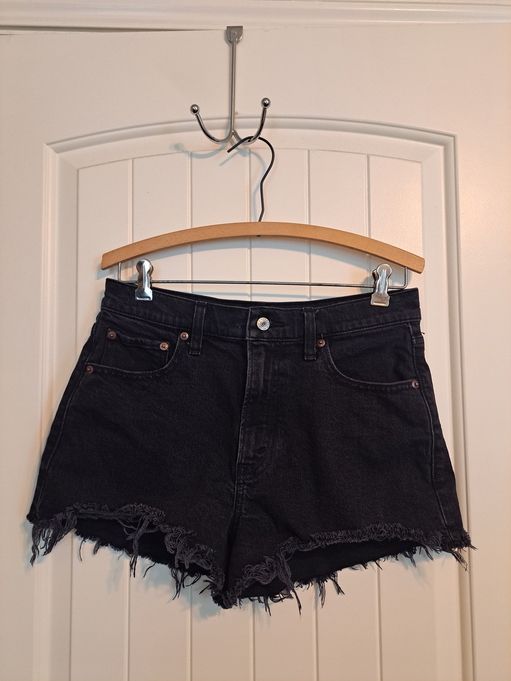 Abercrombie & Fitch The Mom Short High Rise Black Denim Cutoff 27 / 4